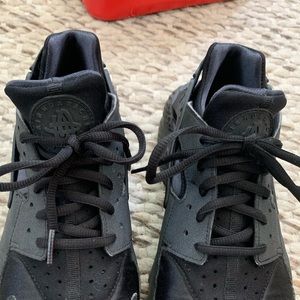 RARE BLACKOUT black on black NIKE AIR HUARACHE